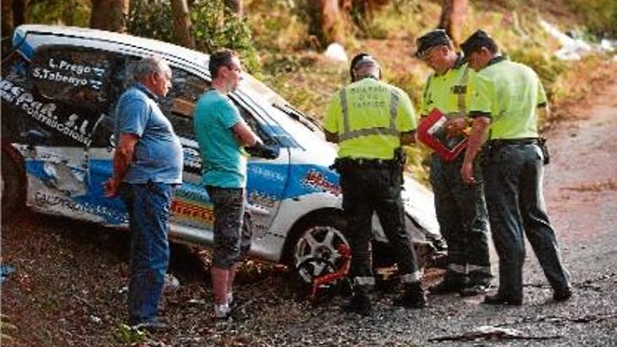 La Guàrdia Civil analitza el cotxe que dissabte va atropellar unes vint persones en un ral·li a La Corunya.