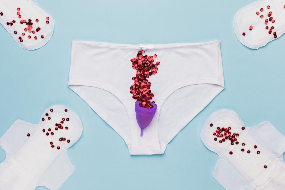 Sustituye las compresas tradicionales por la copa menstrual.