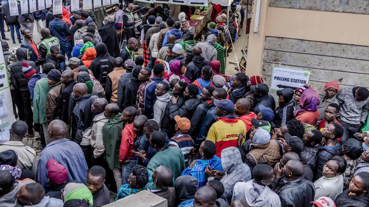 Colas en un colegio electoral en Nairobi durante la jornada de elecciones generales de Kenia.