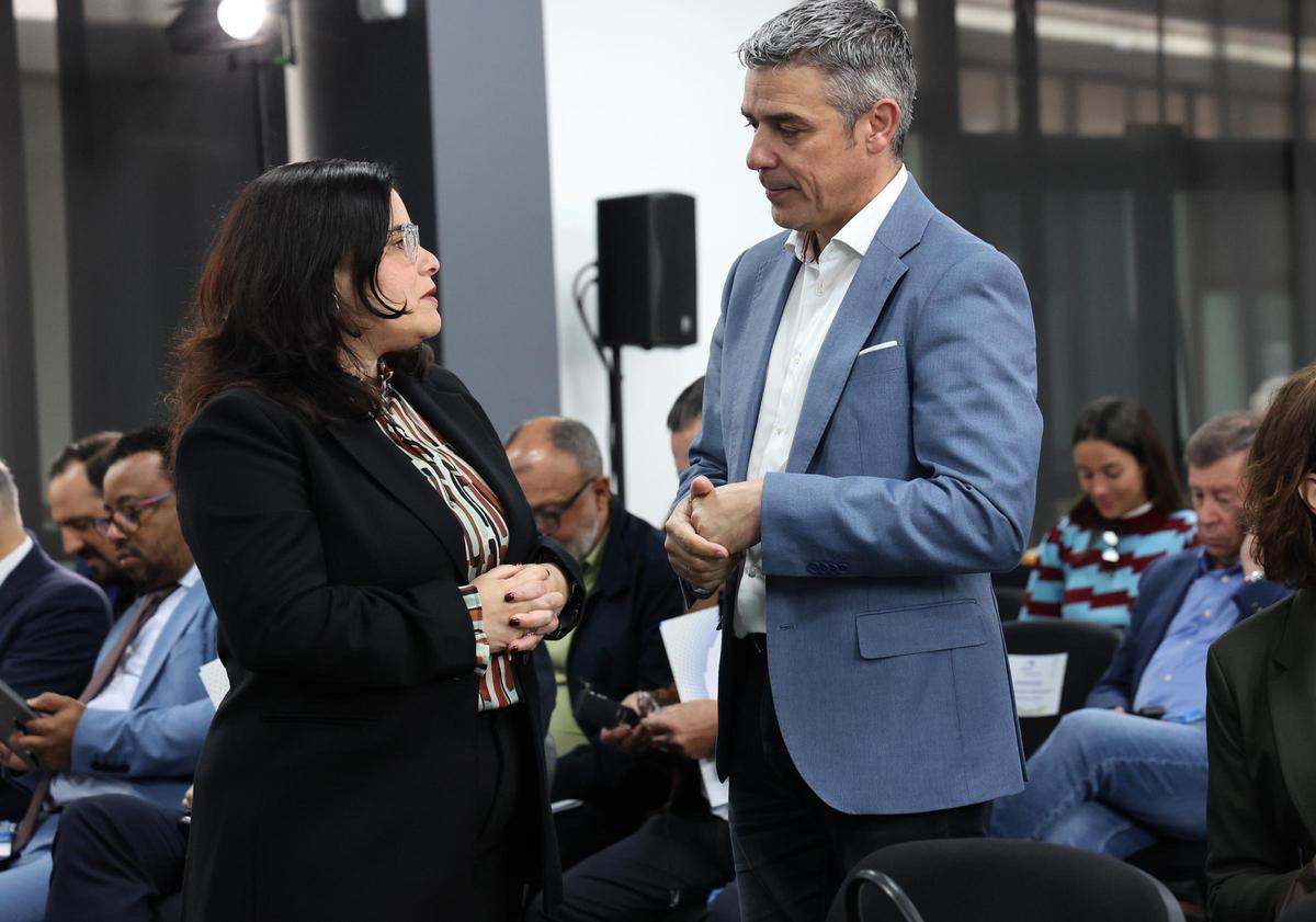 La presidenta de la Fecam, María Concepción Brito, y el consejero de Agricultura, Ganadería, Pesca y Soberanía Alimentaria del Gobierno de Canarias, Narvay Quintero.