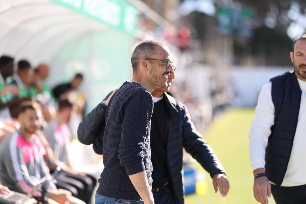 Beto saluda a Antonio Calderón antes del encuentro.