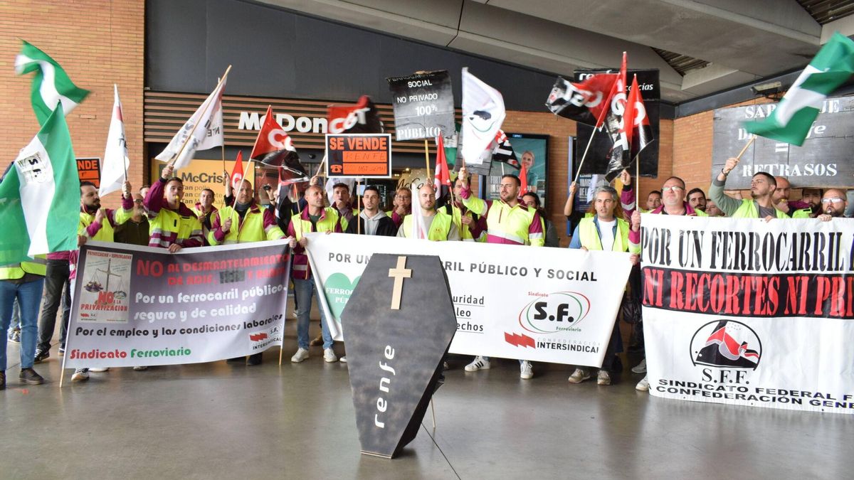 Manifestación convocada por CGT y Sindicato Ferroviario en la puerta de la estación de Santa Justa en Sevilla.