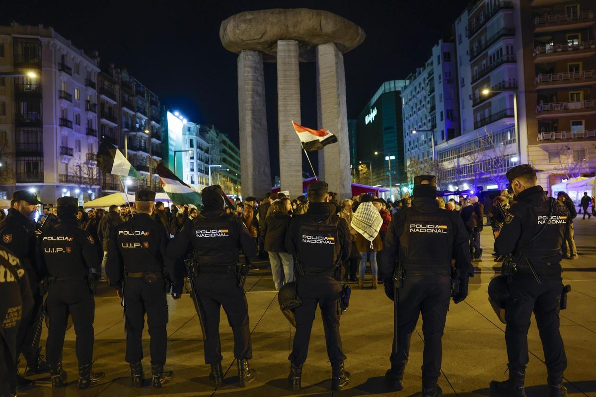 La policía controla una manifestación propalestina en Madrid.