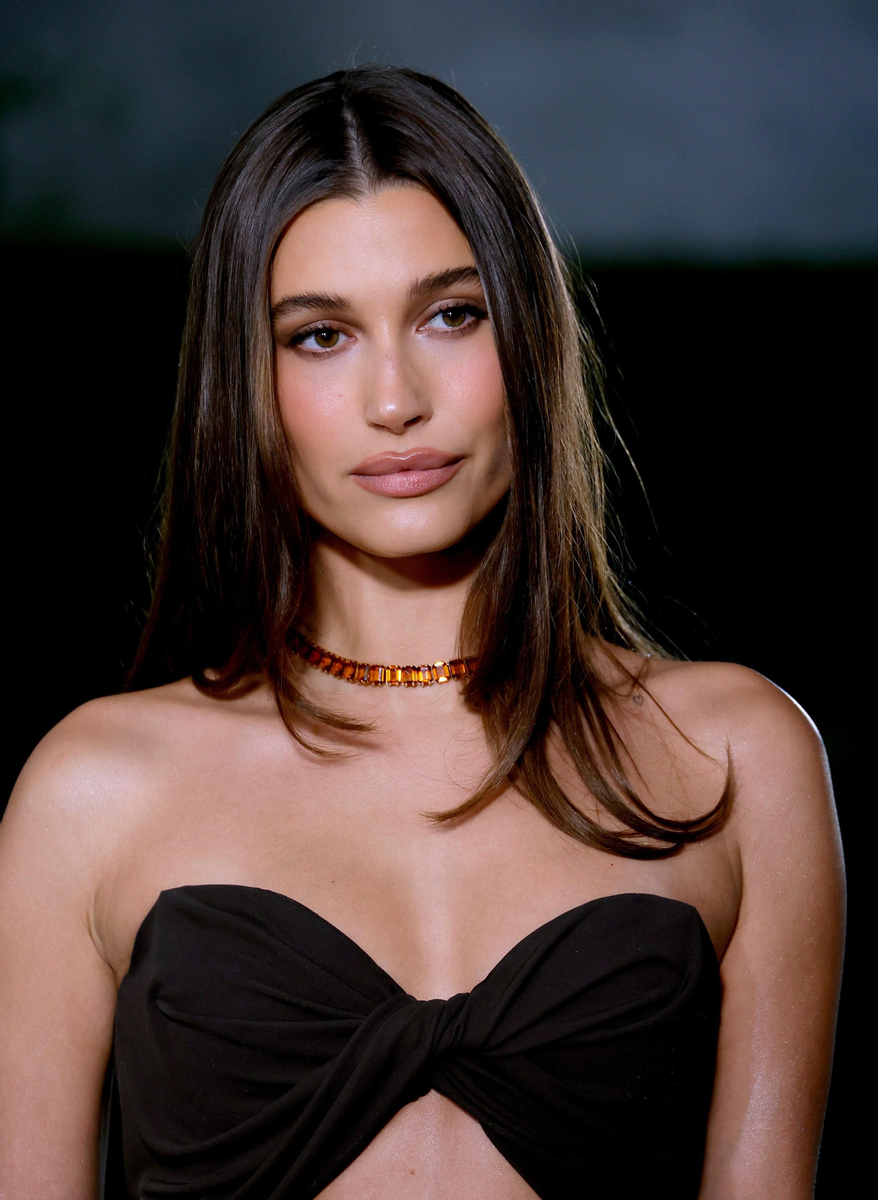 Hailey Bieber vestida de Saint Laurent en Academy Museum Gala