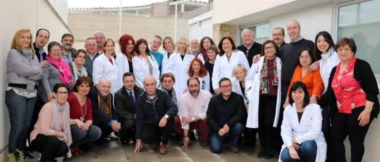 El equipo médico del centro con los ediles y responsables de la Mancomunidad.