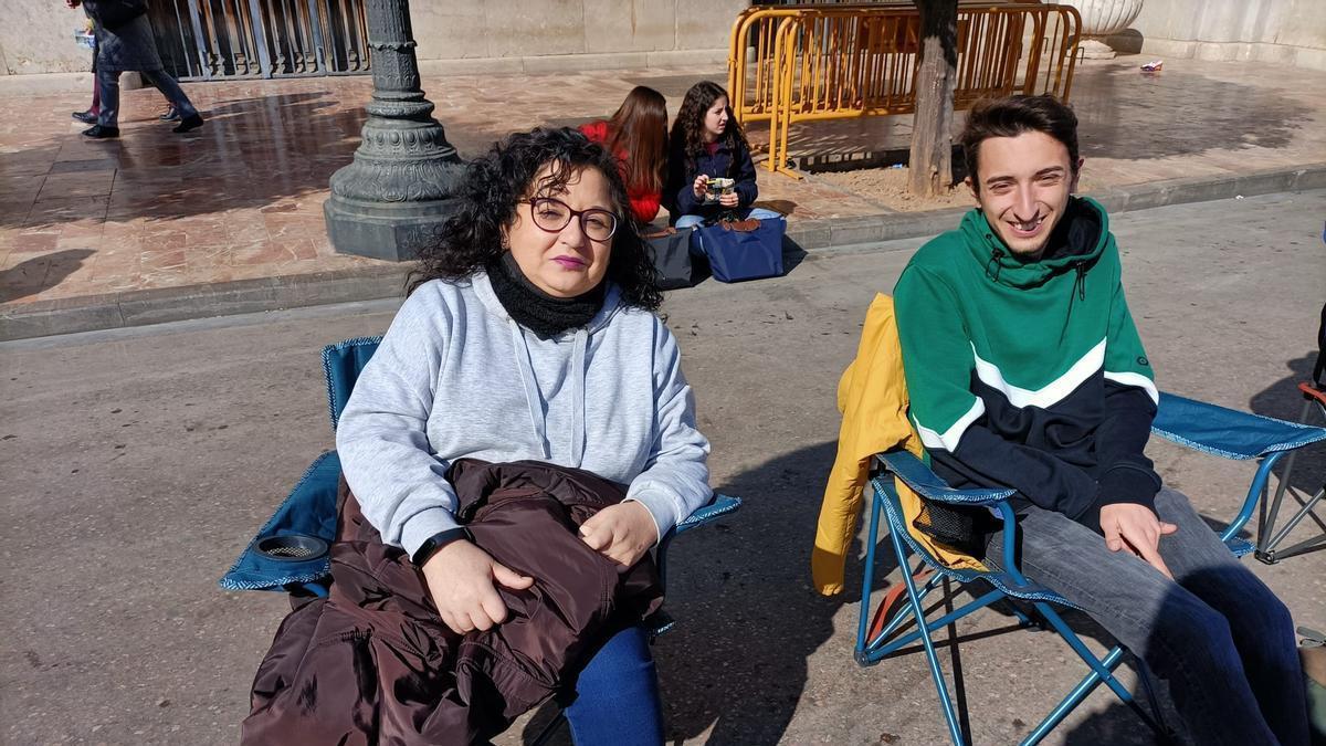 Two residents of Benetússer await a place for the mascletà.