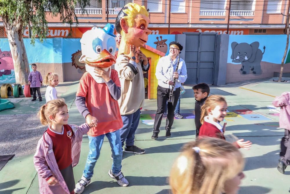 Los profesores recrean la tradición del pasacalles de La Charamita en el patio del Colegio Público Cuba durante las fiestas patronales