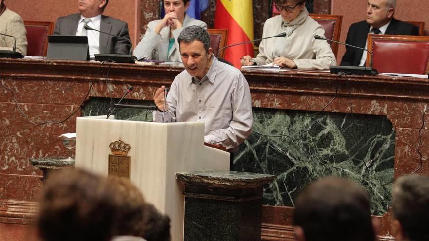 Antonio Urbina, diputado de Podemos en la Asamblea Regional, durante una de sus intervenciones en la tribuna del Parlamento.