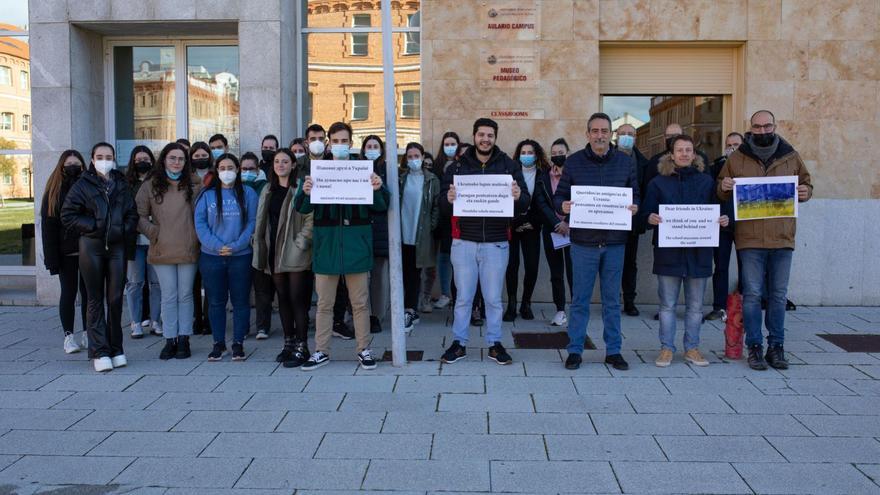 Concentración a favor de Ucrania delante del edificio del Museo Pedagógico, en el Campus Viriato de Zamora.