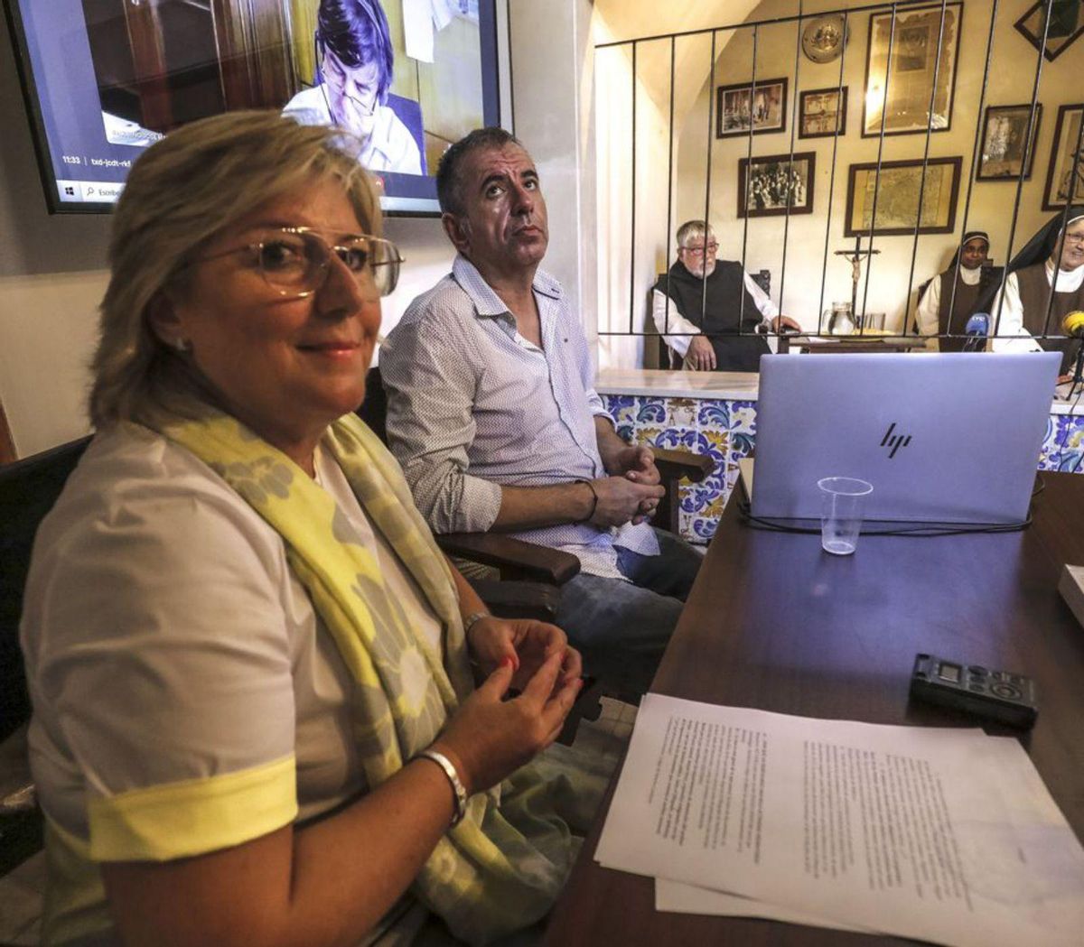 La abogada Pilar Rosselló, junto al restaurador Terrasa. | B.RAMON