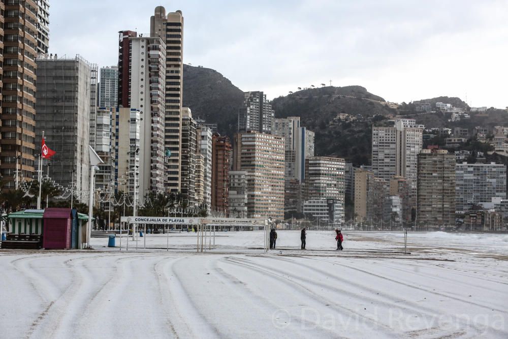 Una fuerte granizada cubre de blanco Benidorm