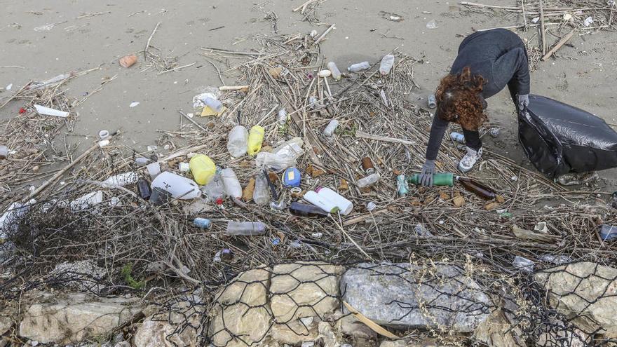 Voluntarios retiran 750 kilos de basura del Segura y critican la falta de mantenimiento de la CHS