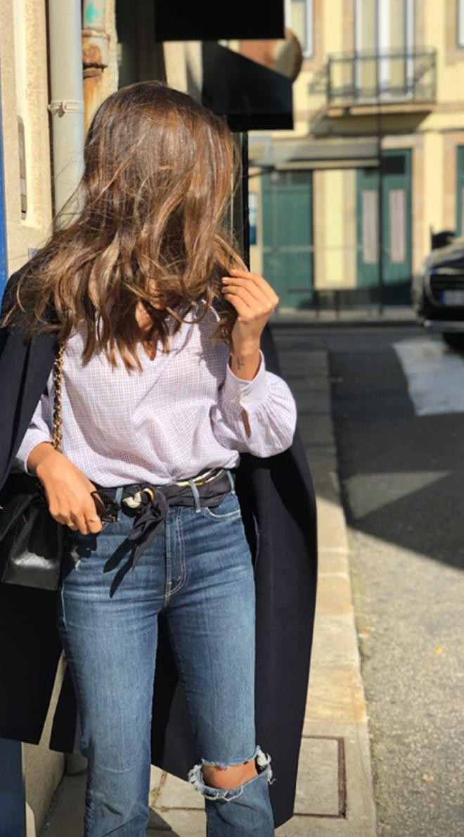 Sara Carbonero con jeans rotos, camisa y pañuelos a modo de cinturón