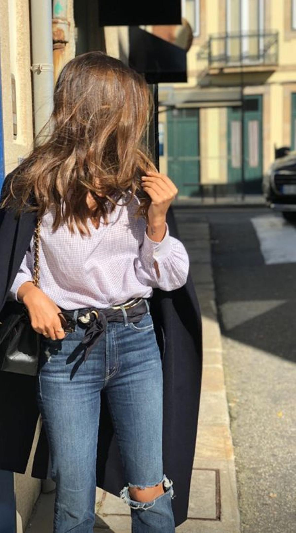 Sara Carbonero con jeans rotos, camisa y pañuelos a modo de cinturón