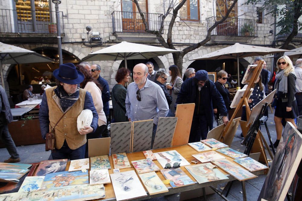 Milers de persones omplen Girona per Tots Sants