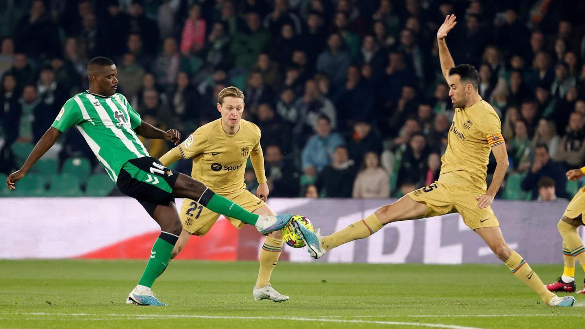 William Carvalho pelea el balón con Busquets ante la mirada de Frenkie de Jong en el Betis-Barça.