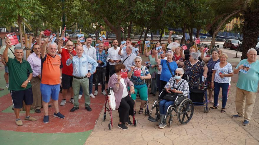 El grupo municipal del PSOE con vecinos de la barriada de Alameda Alta