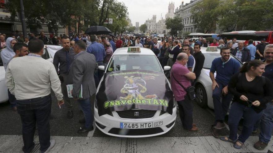 Los taxistas de Madrid piden la dimisión del presidente de la CNMC