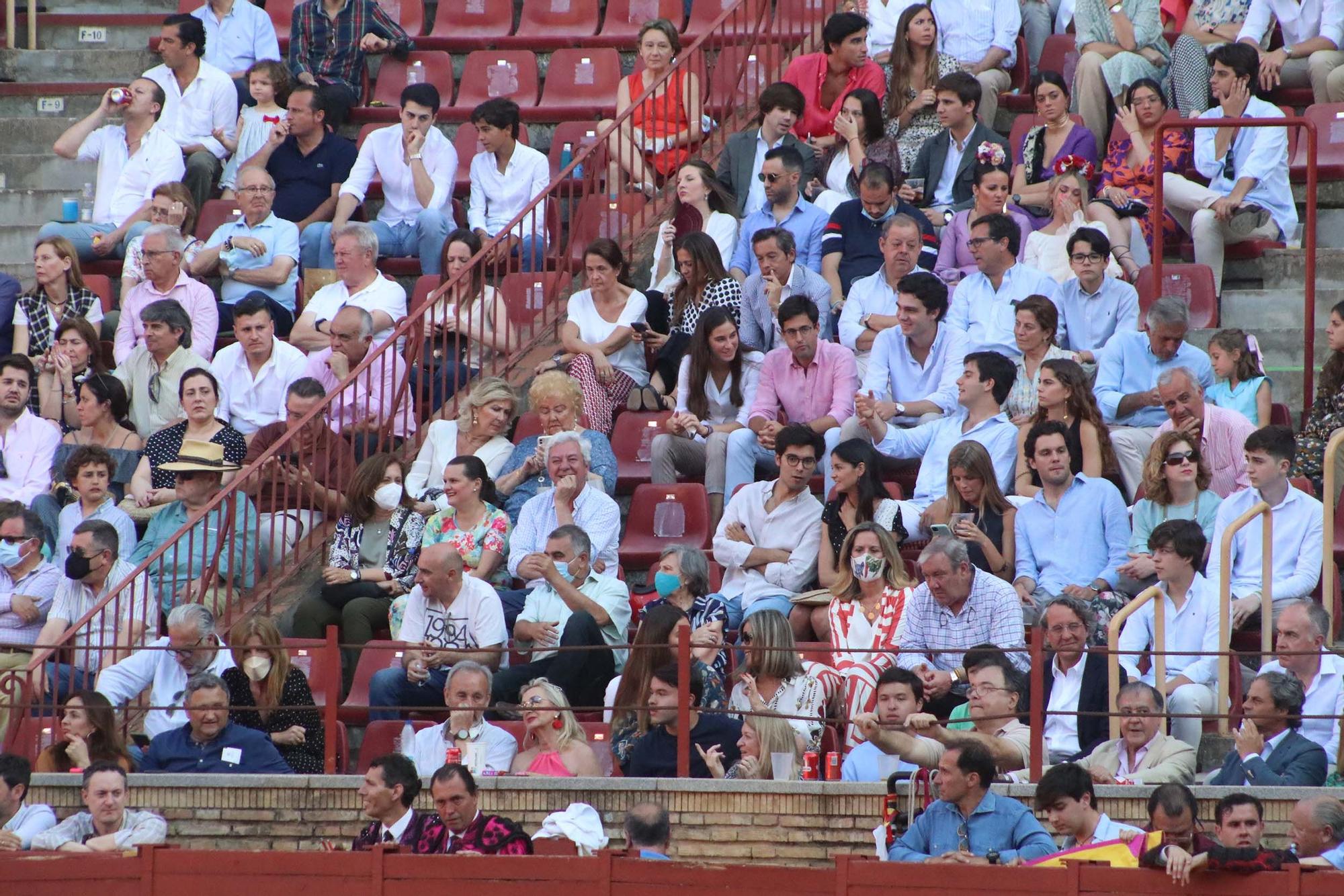 Los aficionados en el último espectáculo taurino de la Feria