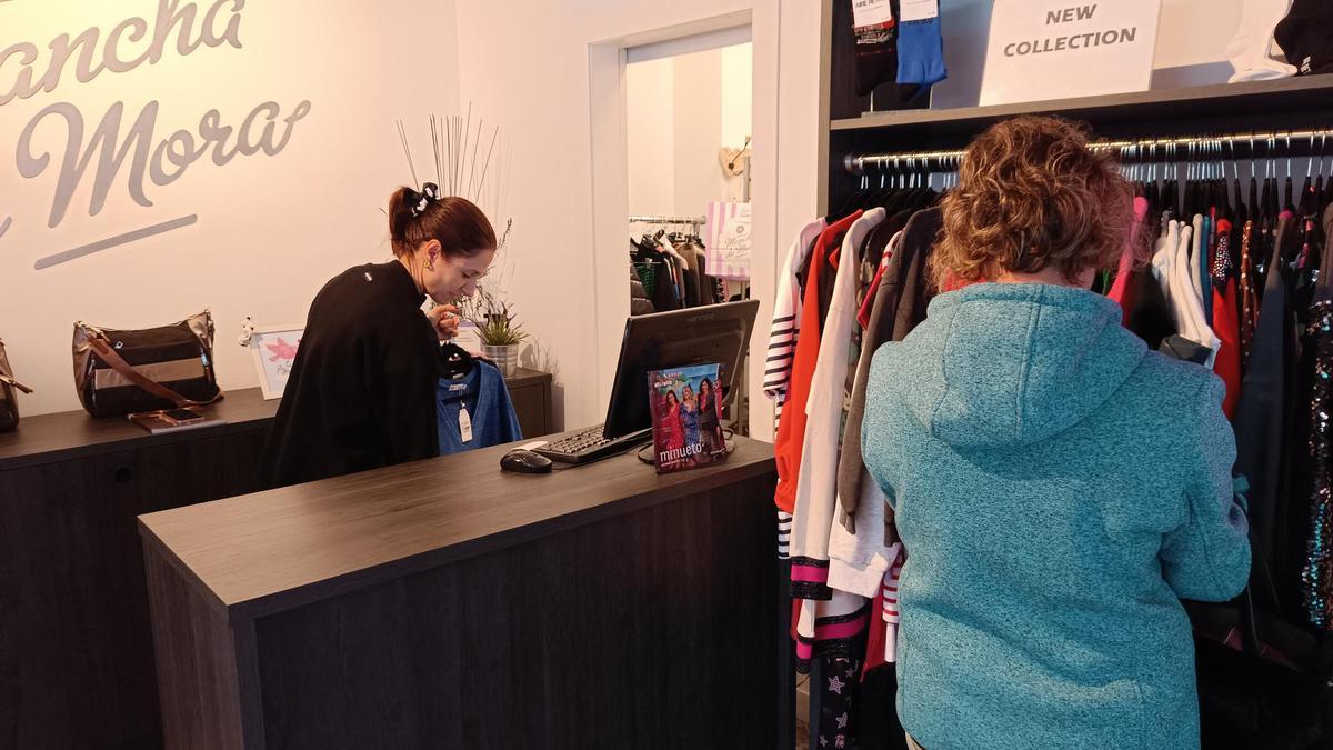 Vanessa Sánchez, en su tienda de Pola de Siero, atendiendo a una clienta.