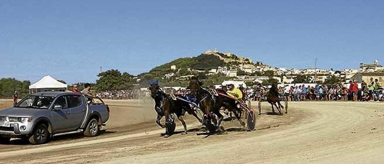 Carrera de la pista de Es Cavaller disputada ayer, con el pueblo de Capdepera al fondo.