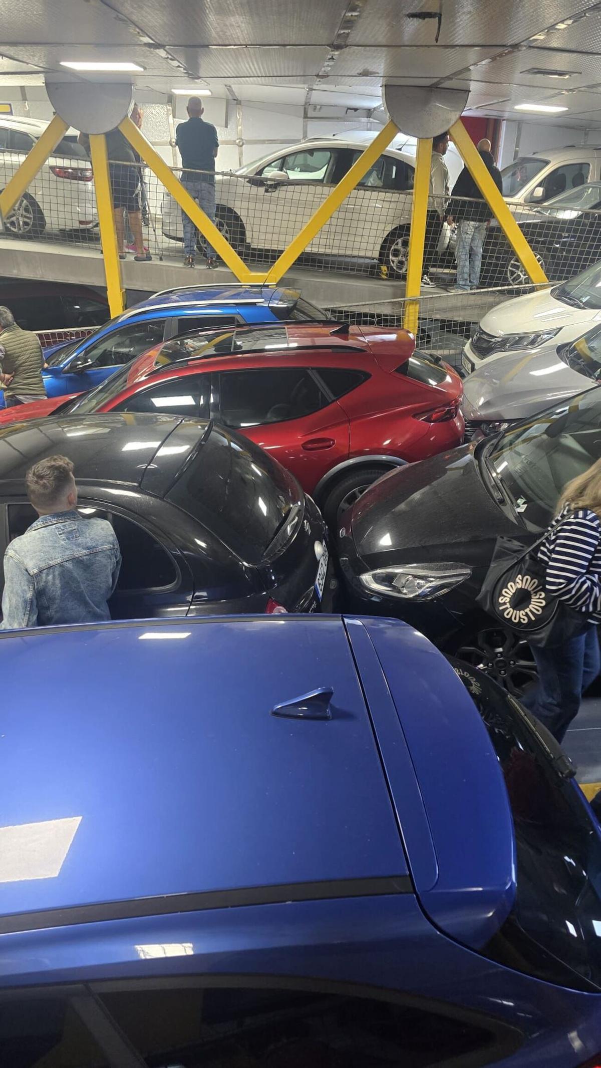 Coches dañados en un ferry de Fred. Olsen por el oleaje entre Los Cristianos y La Palma