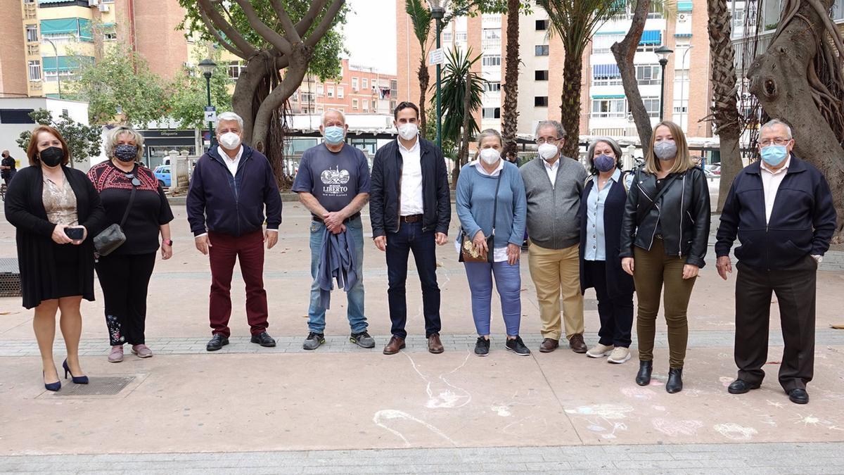El portavoz del PSOE en el Ayuntamiento de Málaga, Daniel Pérez, junto con ediles socialistas en Bailén-Miraflores