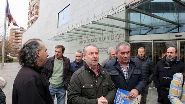 Los representantes de los sindicatos agrarios ante la Consejería.
