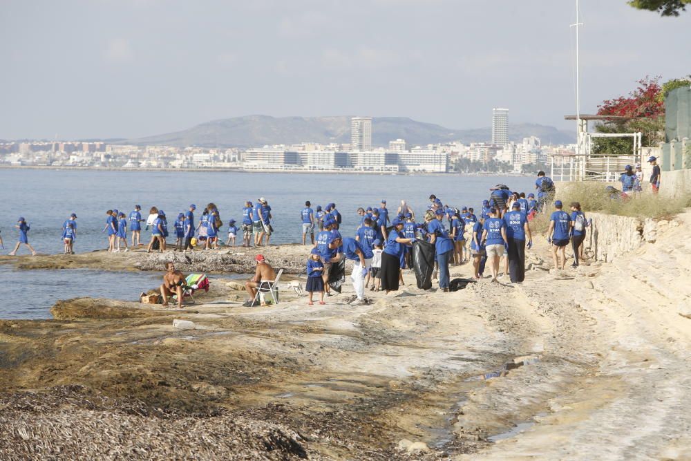 Funcionarios europeos, familiares y vecinos participan en la campaña 'Nuestros Océanos'