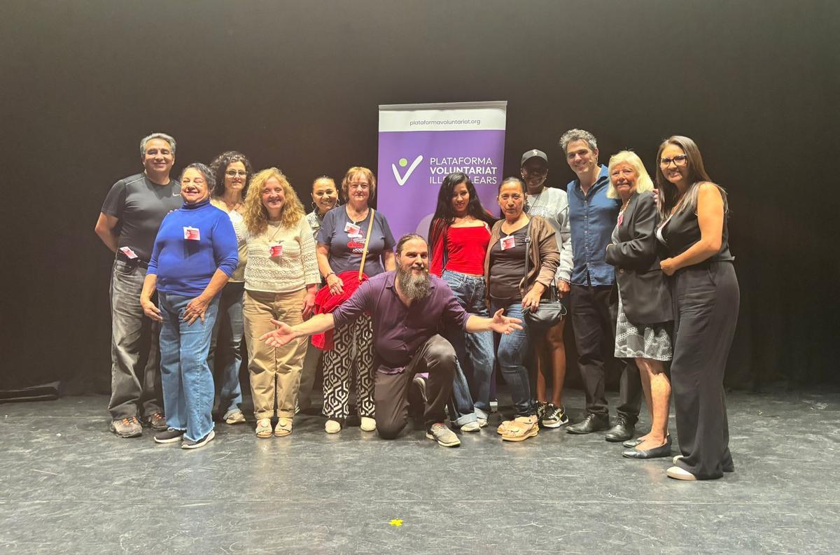 Voluntarios junto al grupo de improvisación teatral Camaleónicos en Can Ventosa.