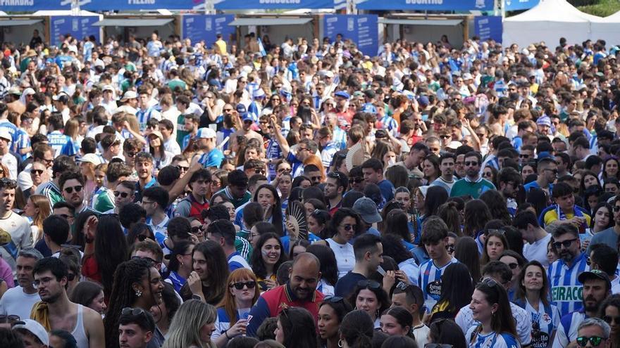 La 'fan zone' de Riazor se llena de deportivistas en la previa del partido