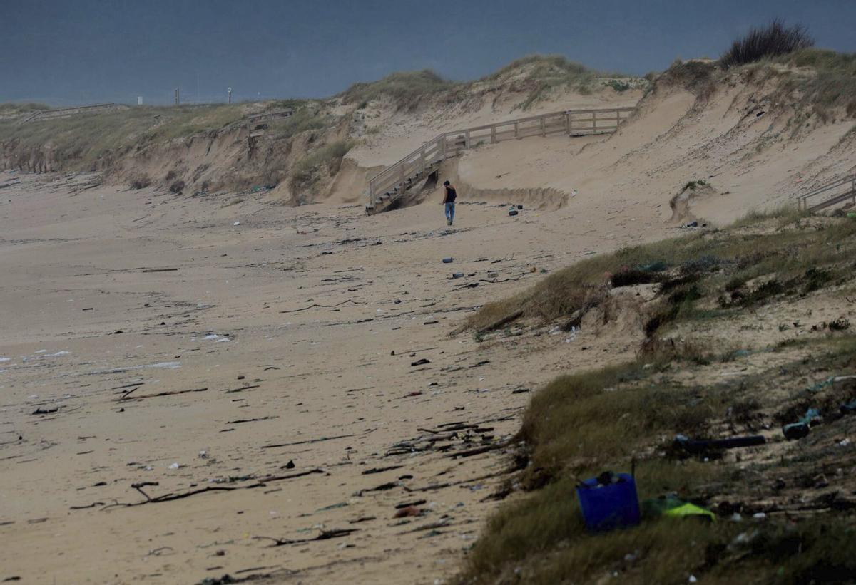 La playa de A Lanzada, a mediados de febrero, tras haber perdido gran cantidad de arena. | IÑAKI ABELLA