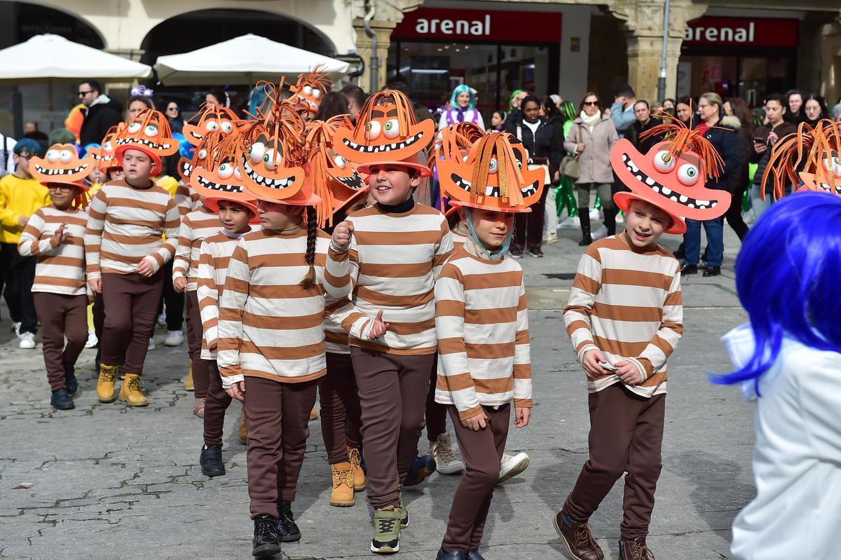 Fotogalería | Los colegios estrenan el Carnaval en Plasencia