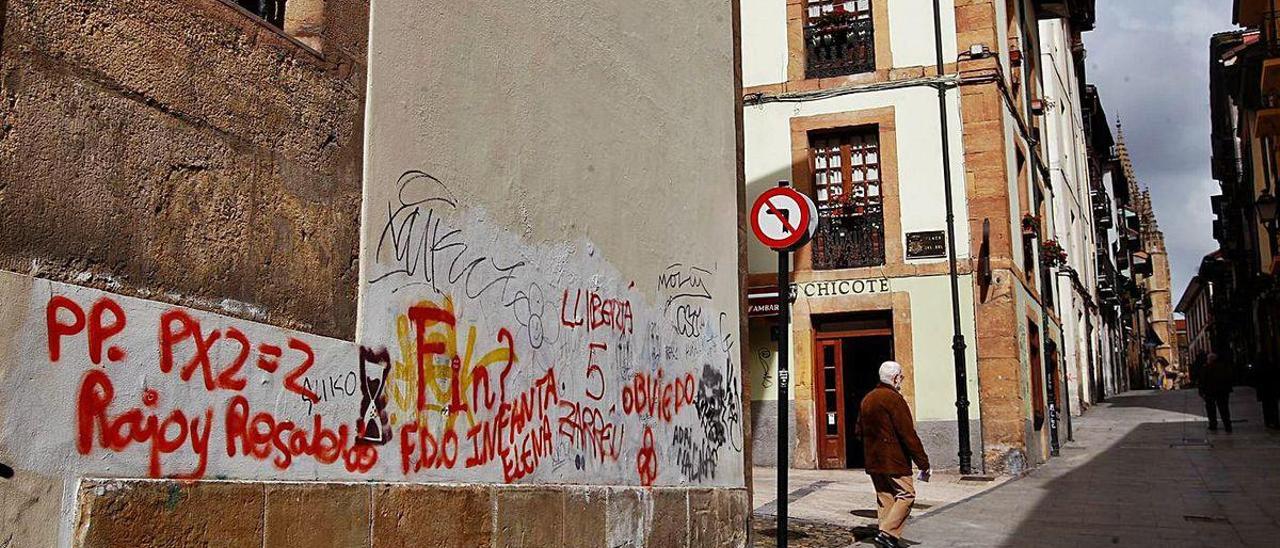 Pintadas en una de las calles del Antiguo.