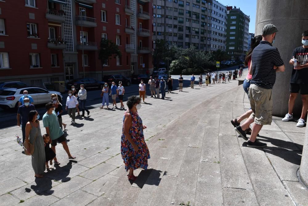 Colas en los colegios electorales de A Coruña