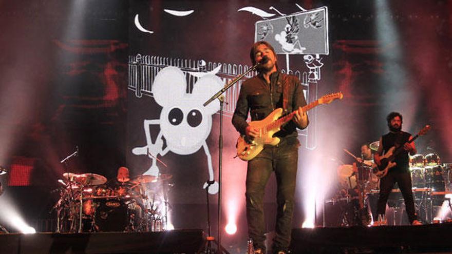 El cantante colombiano Juanes, acompañado de su grupo, sobre el escenario del auditorio de Castrelos.  // Ricardo Grobas