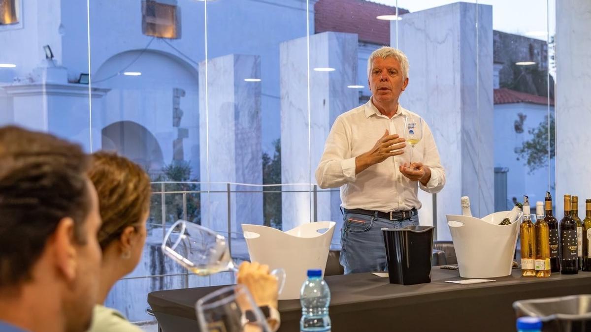 Francisco Robles dirige una cata sobre vinos elaborados con uva Pedro Ximénez.