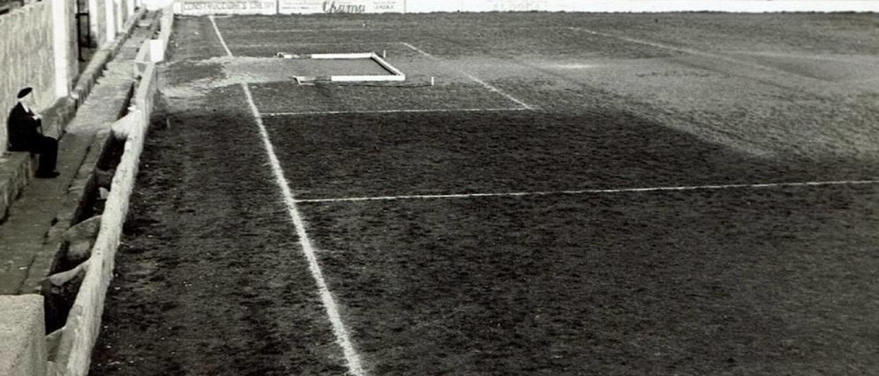 Un hombre sentado en los primitivos acomodos del campo de sa Fortalesa en una imagen tomada a principios de los años 60.