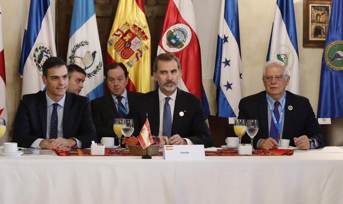 GUA03. ANTIGUA (GUATEMALA), 16/11/2018.- El presidente del Gobierno español, Pedro Sánchez (i), el rey Felipe VI y el ministro de Exteriores de España, Josep Borrel (d) participan en el desayuno oficial de la XXVI Cumbre Iberoamericana hoy, en Antigua (Guatemala). EFE/José Méndez GUA03. ANTIGUA (GUATEMALA), 16/11/2018.- El presidente del Gobierno español, Pedro Sánchez (i), el rey Felipe VI y el ministro de Exteriores de España, Josep Borrel (d) participan en el desayuno oficial de la XXVI Cumbre Iberoamericana hoy, en Antigua (Guatemala). EFE/José Méndez