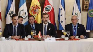 GUA03. ANTIGUA (GUATEMALA), 16/11/2018.- El presidente del Gobierno español, Pedro Sánchez (i), el rey Felipe VI y el ministro de Exteriores de España, Josep Borrel (d) participan en el desayuno oficial de la XXVI Cumbre Iberoamericana hoy, en Antigua (Guatemala). EFE/José Méndez