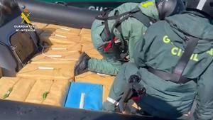 Una imagenfacilitada por la Guardia Civil del momento de la operación.
