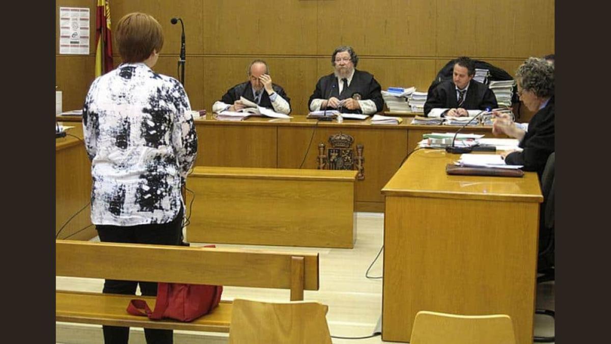 Anna Vicente, compareciendo ante los tribunales.