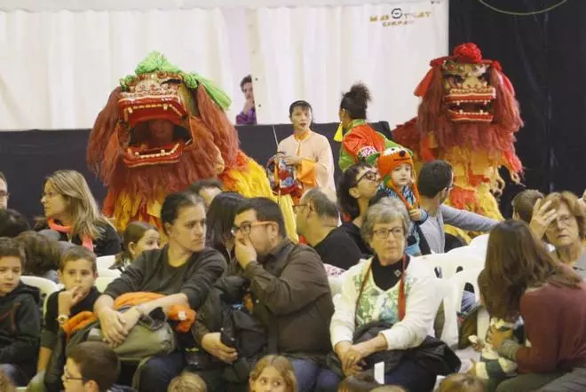 Un espectacle tradicional xinès omple l'envelat de la plaça Miquel de Palol de Girona