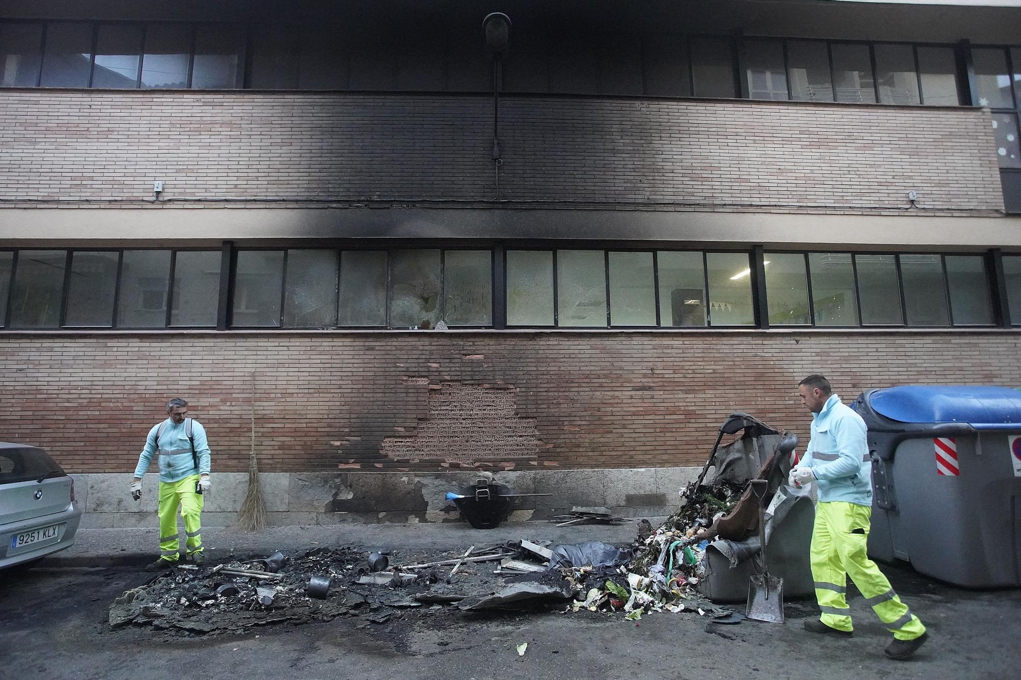 Un incendi de contenidors acaba amb un cotxe cremat i amb danys en una escola de Girona