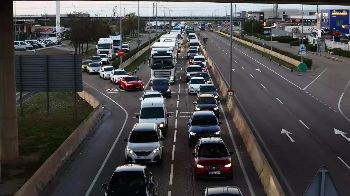 Más de catorce horas de atascos kilométricos en la A-2 y el acceso principal de Plaza colapsado: las consecuencias del incendio de un camión en Zaragoza