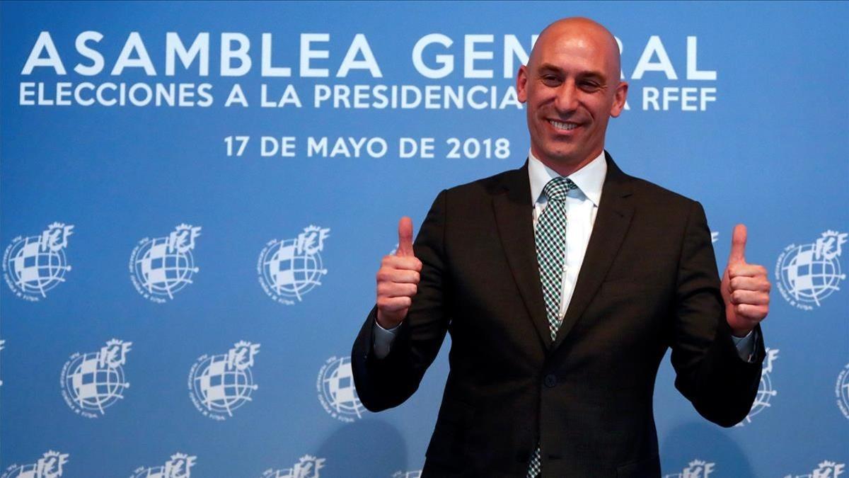 fcasals43376902 luis rubiales reacts after being elected as spanish soccer f180603164221