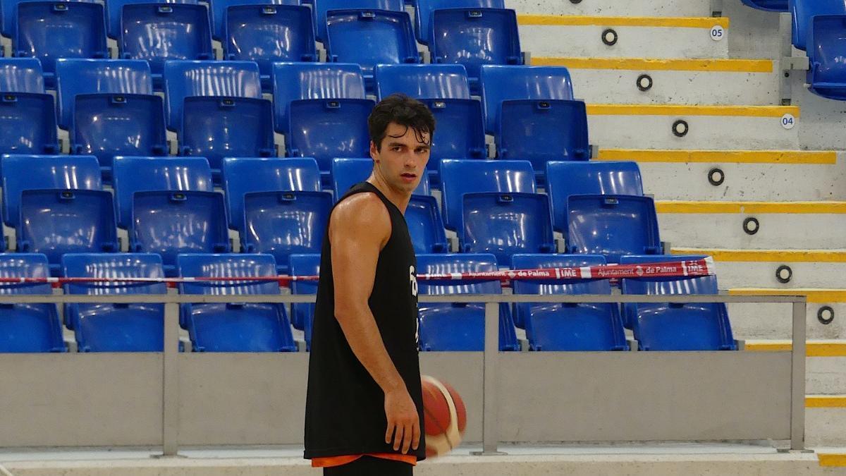 Joan Feliu, durante un entrenamiento en el Palau d'Esports de Son Moix.