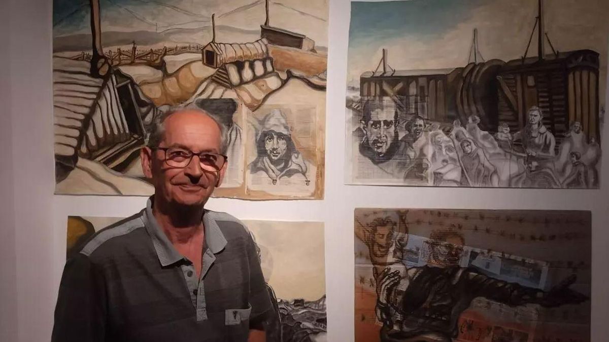 Joan Pallarès amb algunes de les peces que exposa al Mume.