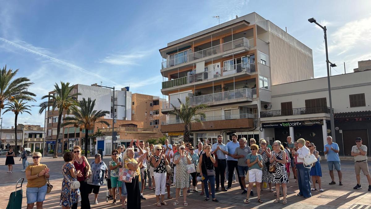 FOTOS | La protesta de los vecinos de s'Arenal por la acumulación de basuras, en imágenes