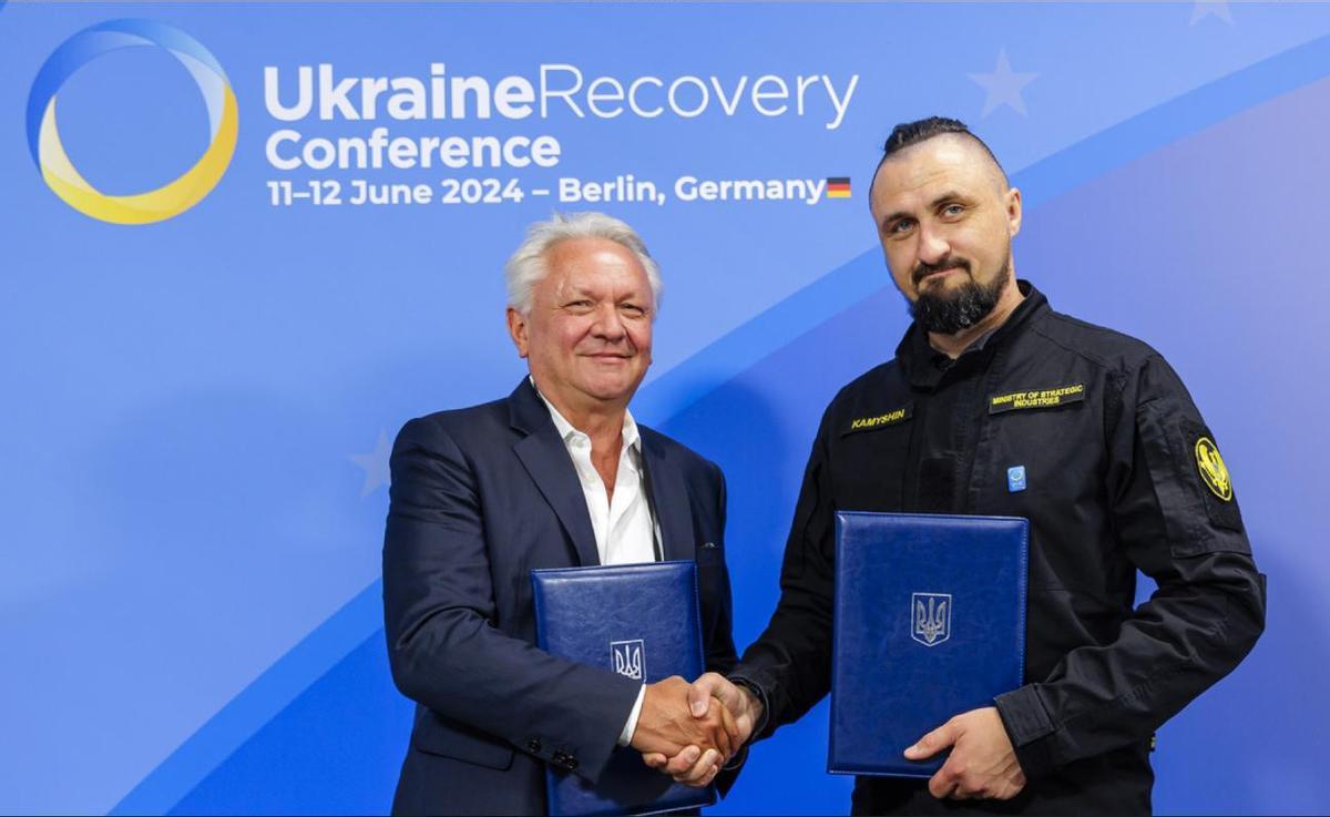 El director general de Rheinmetall, Armin Papperger, y el ministro ucraniano Oleksandr Kamyshin tras la firma de su acuerdo para fabricar armamento